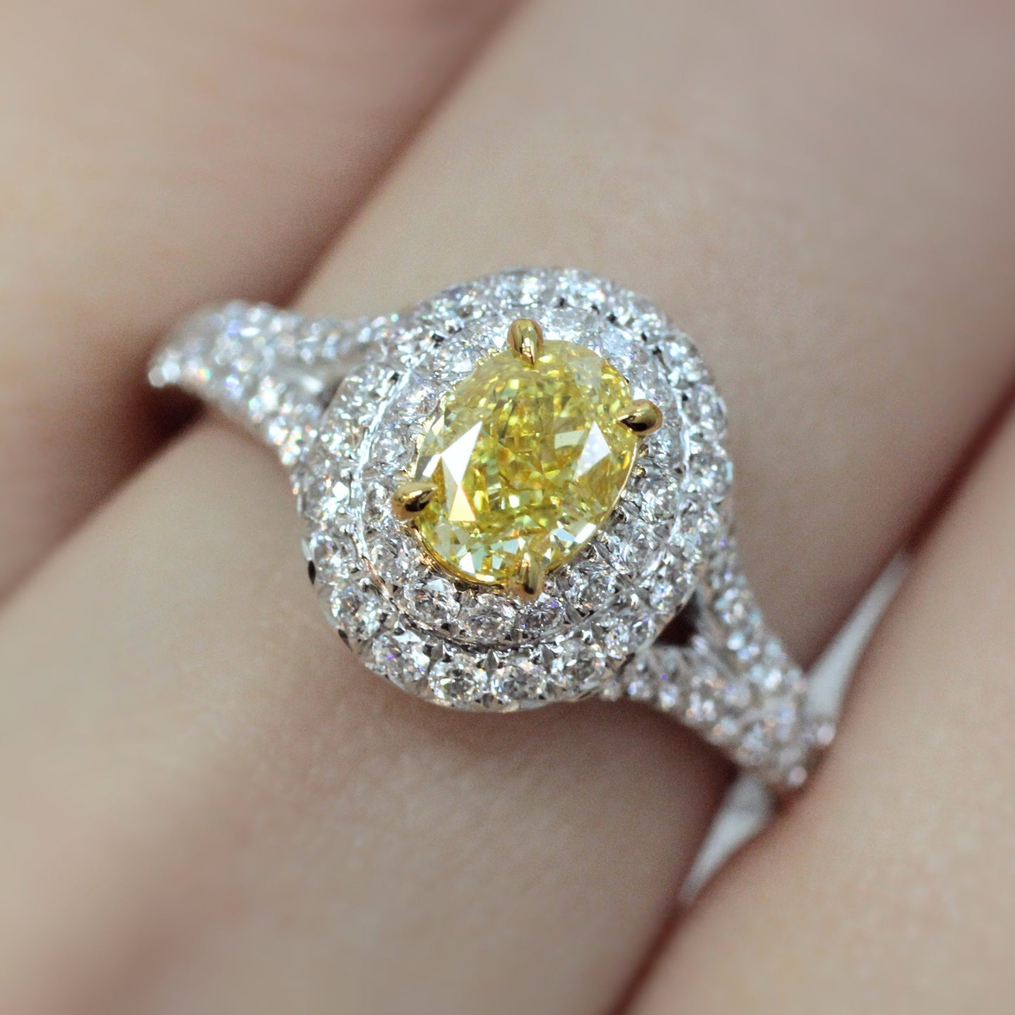 Fancy Light yellow Diamond Ring GIA 0.71carat