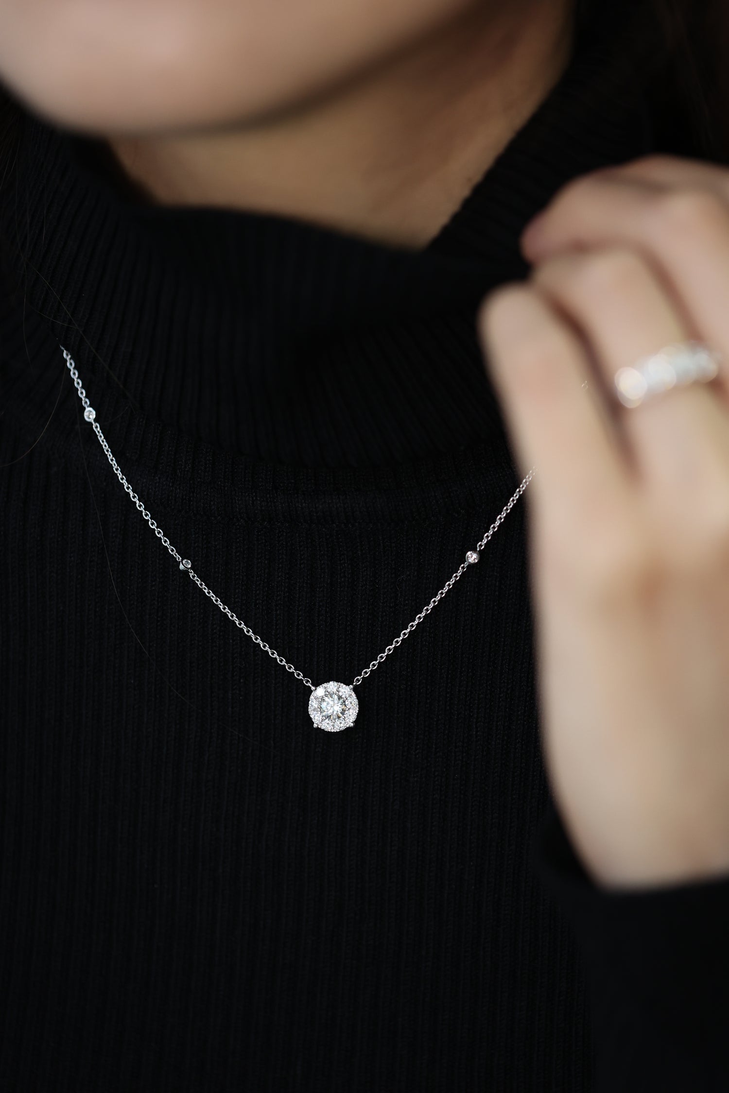 Big round diamond necklace 18k