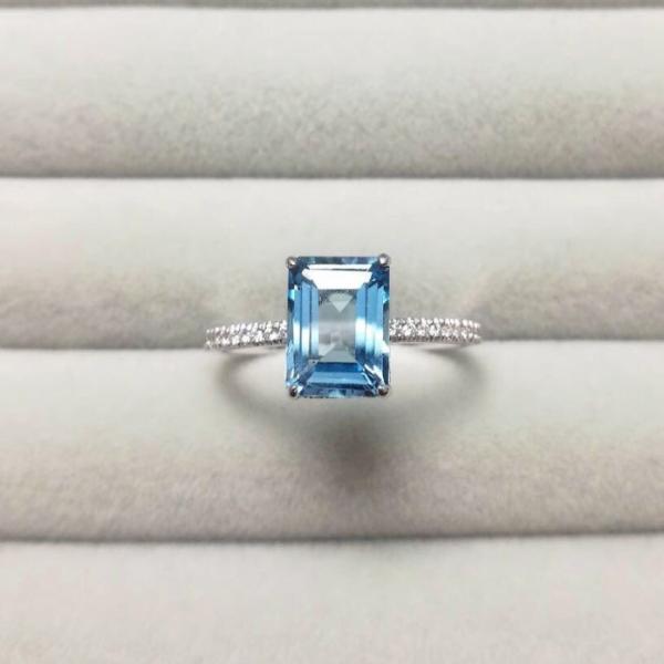 Aquamarine Diamond Ring in 18 White Gold Ring