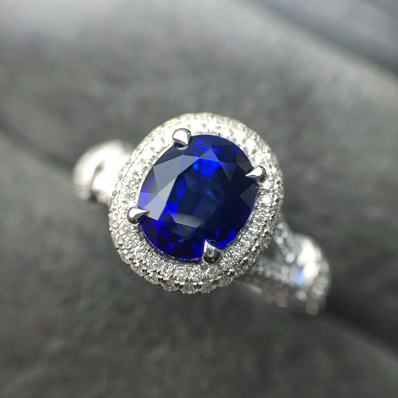 Sapphire Diamond Ring in 18 White Gold Ring