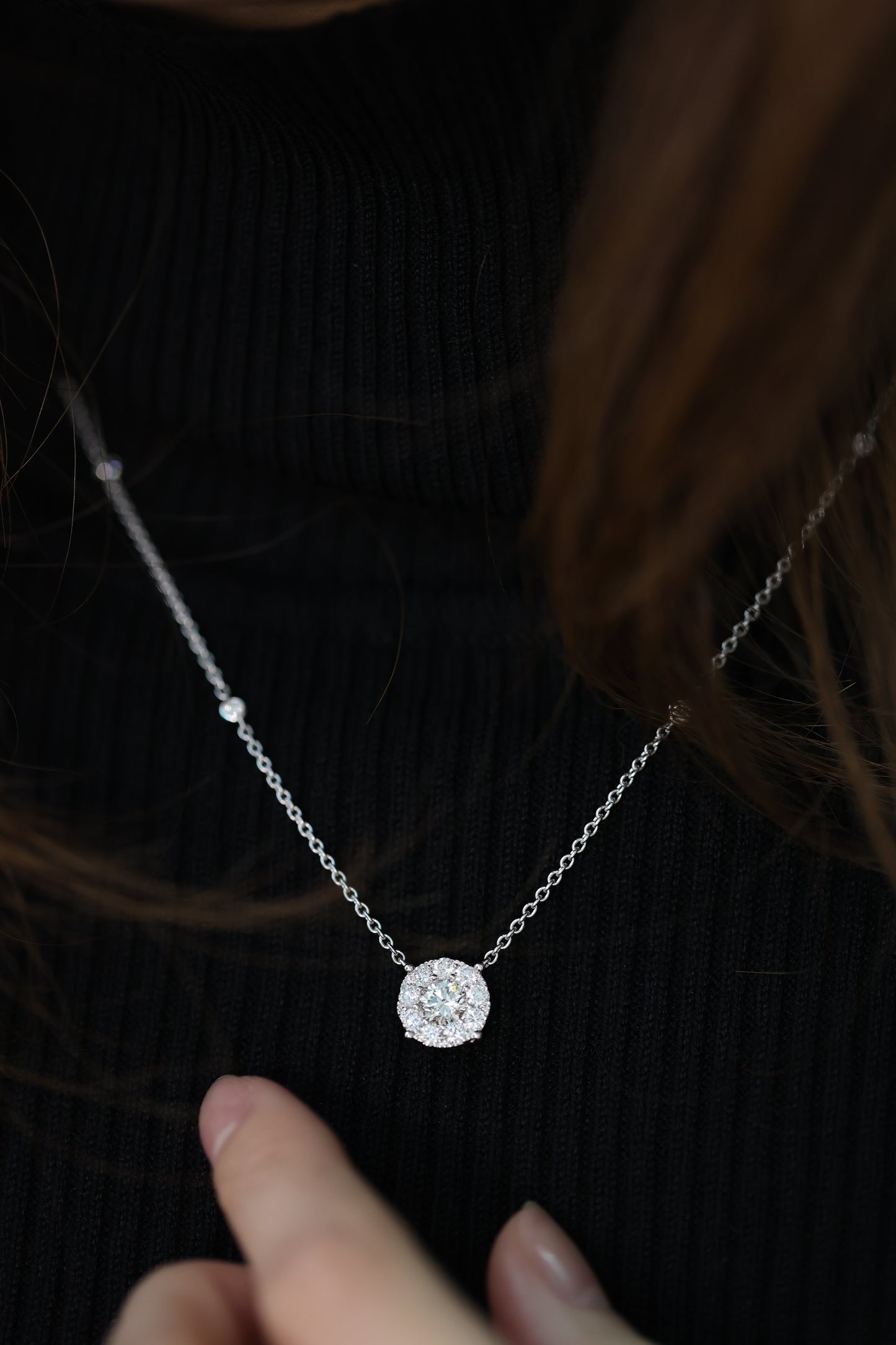 Big round diamond necklace 18k