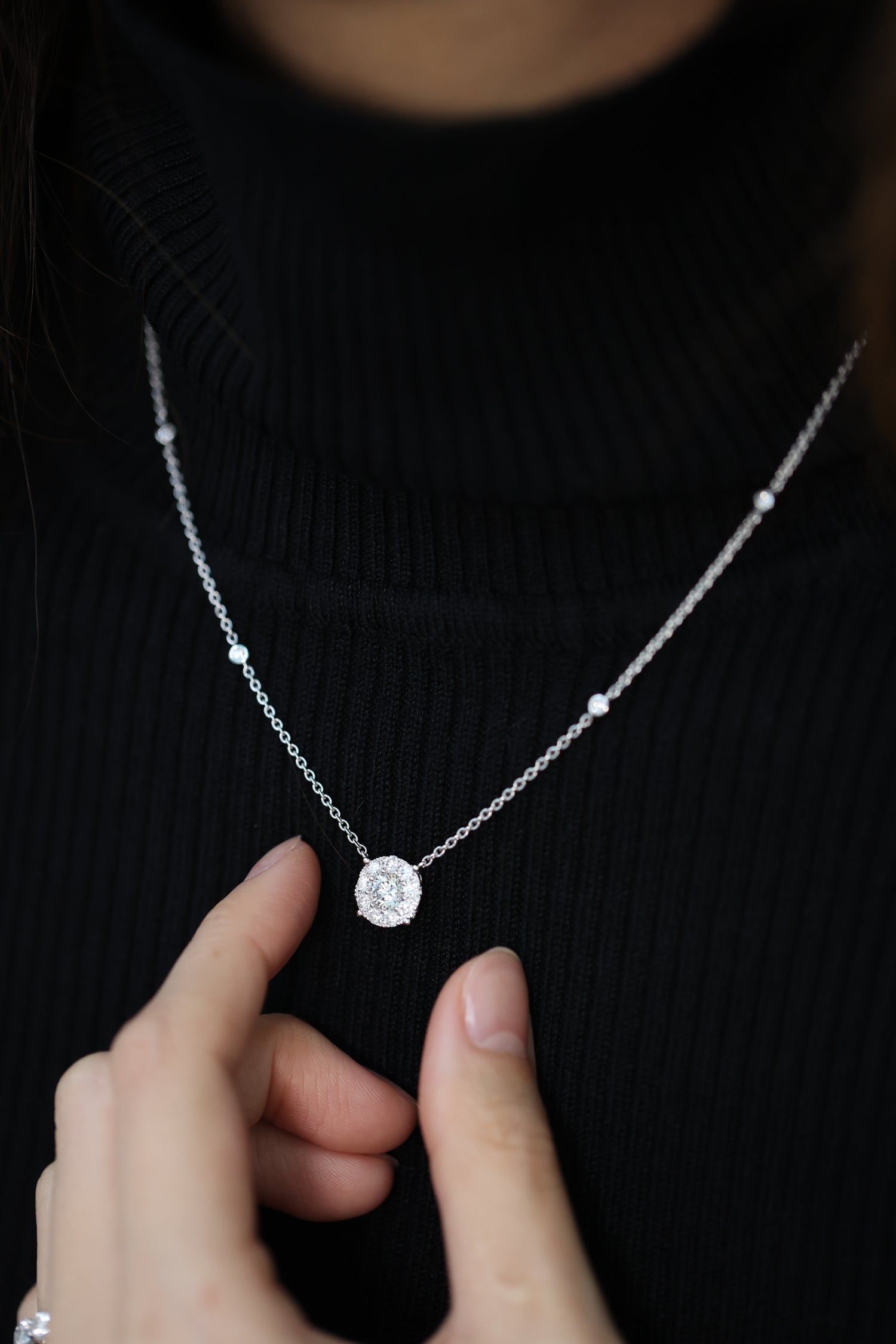 Big round diamond necklace 18k